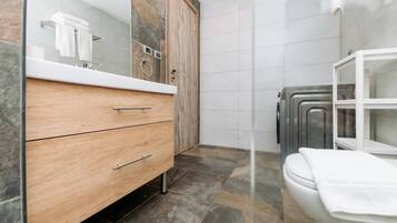 Suihku, hiustenkuivaaja, pyyhkeet, saippua