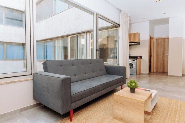 Departamento Deluxe, cocineta | Área de sala de estar | Smart TV de 55 pulgadas con canales digitales y servicios de streaming 