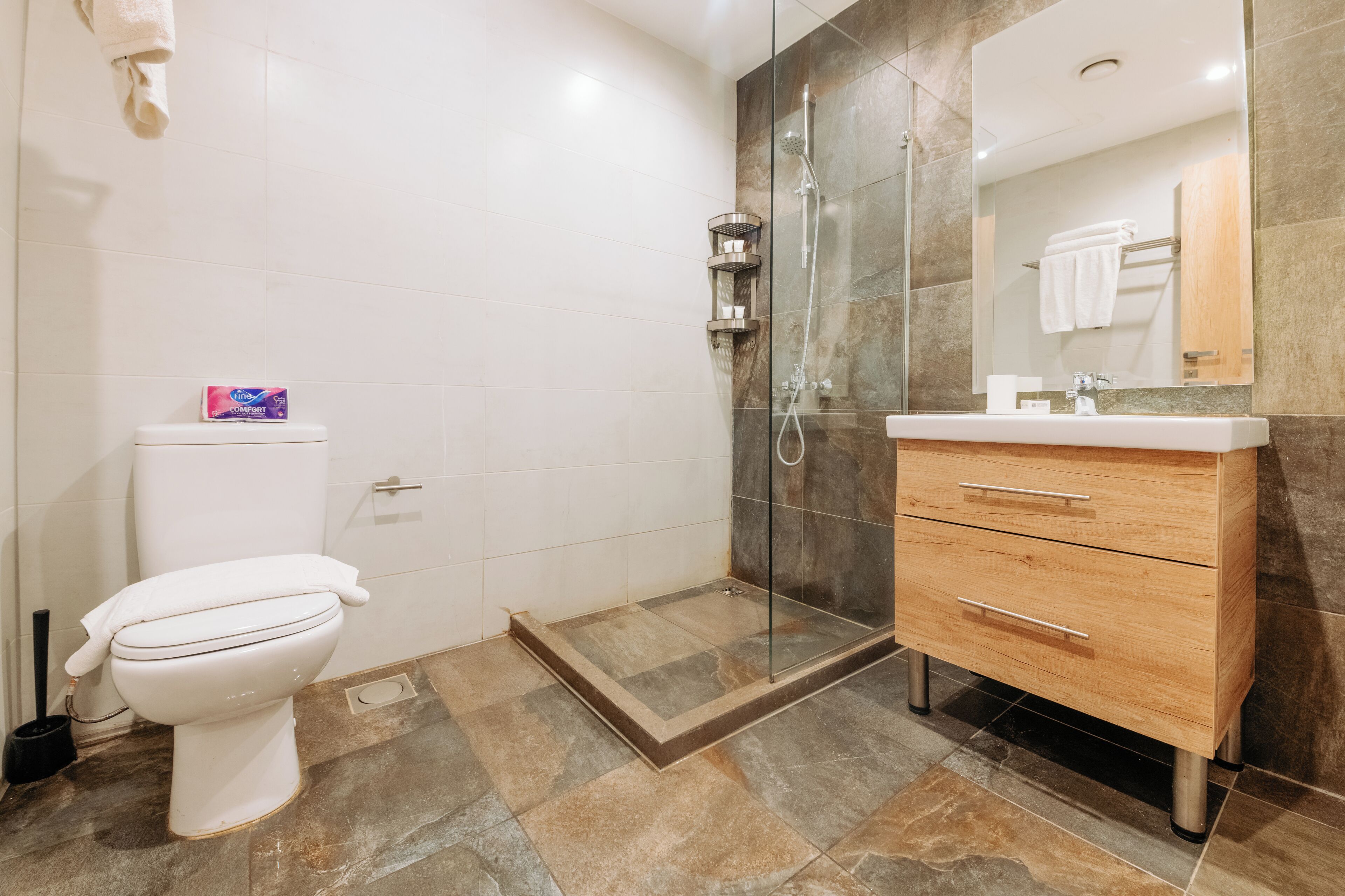 Studio, uitzicht op tuin | Badkamer | Een douche, een haardroger, handdoeken, zeep