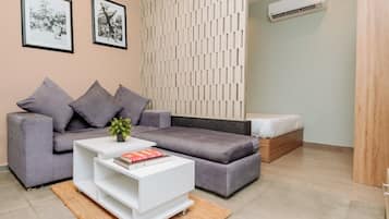 Economy Double Room | Living area