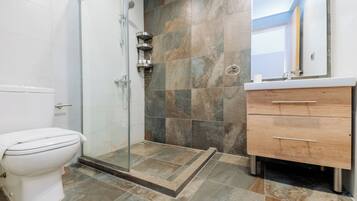 Apartment, Kitchenette, Garden View | Bathroom | Shower, hair dryer, towels, soap