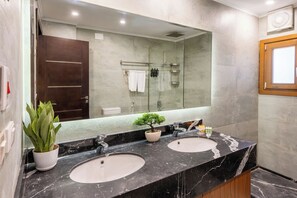 Appartement Standard, 2 chambres, balcon, vue fleuve | Salle de bain | Douche, chaussons