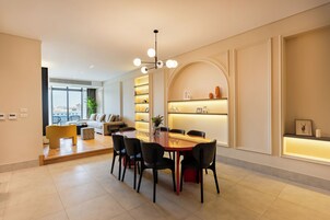 Apartamento, 3 habitaciones, balcón, vistas al río | Zona de estar | Televisión LCD de 45 pulgadas con canales digitales