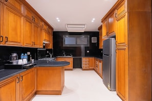 Apartamento, 3 quartos, sacada, vista para o rio | Cozinha privada