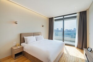 Apartamento de lujo, 2 habitaciones, balcón, vistas al río | Wifi gratis y ropa de cama