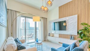 Premium Apartment, City View | Ruang tamu | 35 inci sebuah televisyen pintar dengan digital 
