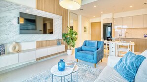 Premium Apartment, City View | Ruang tamu | 35 inci sebuah televisyen pintar dengan digital 