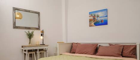 2 bedrooms, travel crib, free WiFi