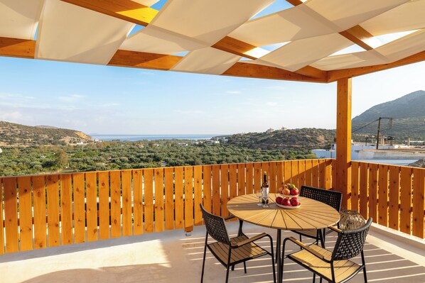 Outdoor dining - Jasmine Summer House – Quiet Retreat with Stunning Views (Lasithi)