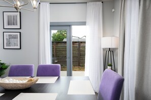 Dining - Private 8 Guest Home - 3 Min Drive To Alamodome & Frost Center - Parking & WiFi (San Antonio)