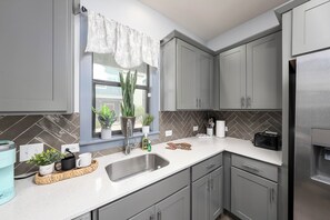Fridge, microwave, oven, stovetop - Private 8 Guest Home - 3 Min Drive To Alamodome & Frost Center - Parking & WiFi (San Antonio)
