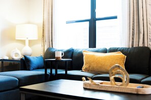 Smart TV - Private 8 Guest Home - 3 Min Drive To Alamodome & Frost Center - Parking & WiFi (San Antonio)