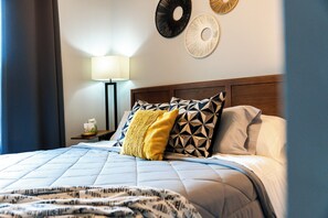 3 bedrooms, desk, iron/ironing board, travel cot - Private 8 Guest Home - 3 Min Drive To Alamodome & Frost Center - Parking & WiFi (San Antonio)