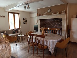 Dining - "Les Roses d'Antan": La Rose ancienne, Family gite (Néville)