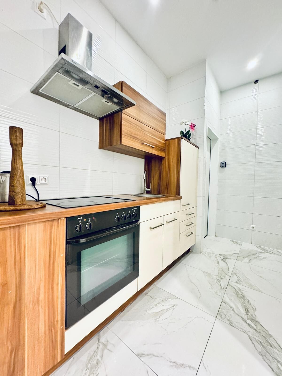 Basic Apartment | Private kitchen | Oven, stovetop, cookware/dishes/utensils