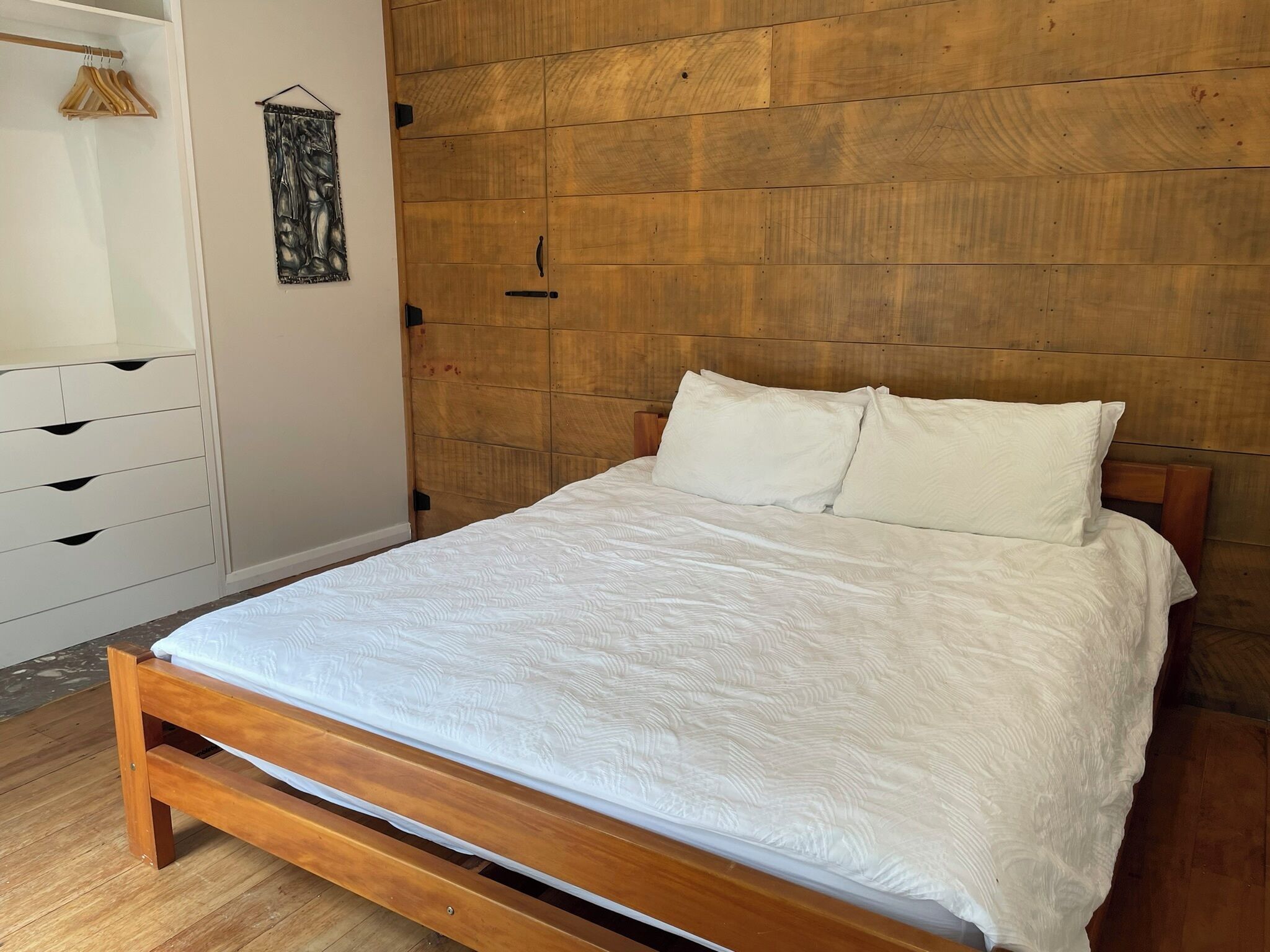 3 habitaciones, tabla de planchar con plancha, wifi y ropa de cama 