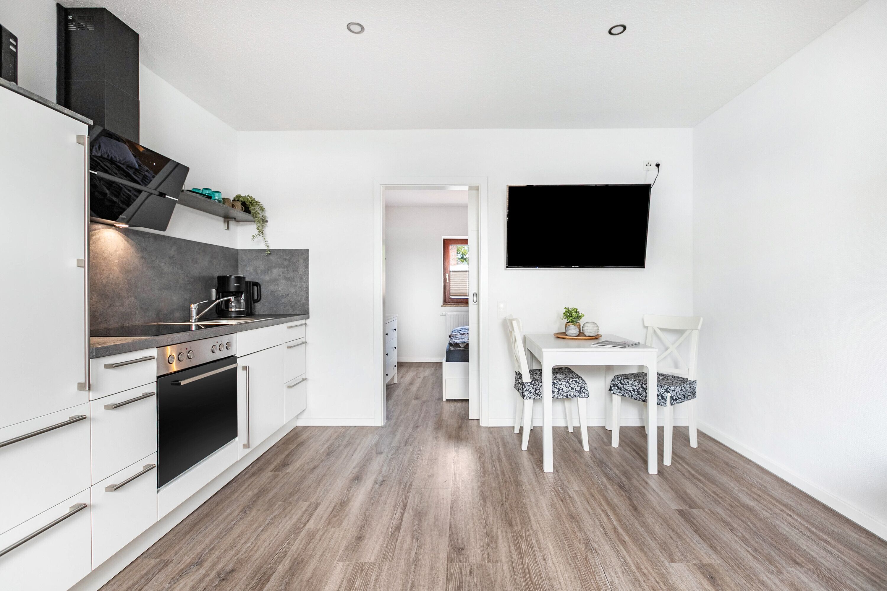 Kühlschrank, Mikrowelle, Wasserkocher mit Kaffee-/Teezubehör