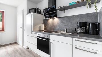 Geladeira, micro-ondas, cafeteira/chaleira