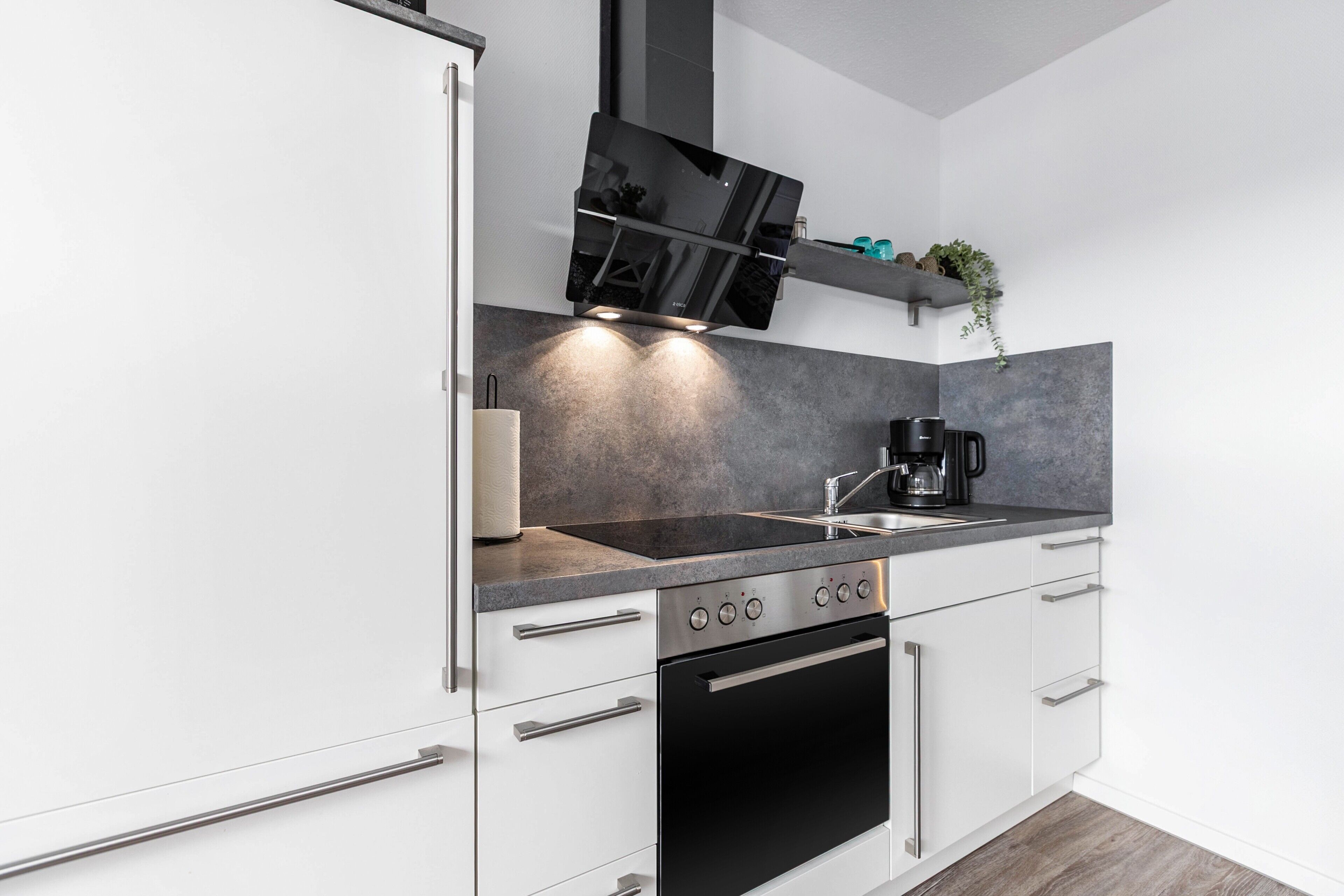 Kylskåp, mikrovågsugn, kaffe- och tebryggare och grytor/köksredskap