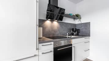 Kylskåp, mikrovågsugn, kaffe- och tebryggare och grytor/köksredskap