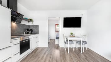 Kylskåp, mikrovågsugn, kaffe- och tebryggare och grytor/köksredskap