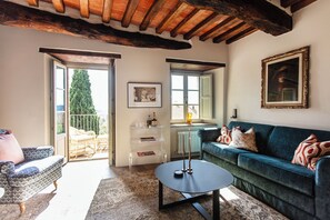 Smart TV, books - Town house with garden in charming Tuscan hilltop village (San Pancrazio)