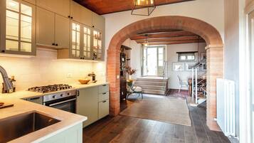 Coffee/tea maker, fridge, oven, stovetop
