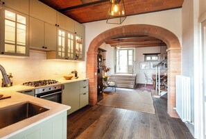 Fridge, oven, stovetop, dishwasher - Town house with garden in charming Tuscan hilltop village (San Pancrazio)