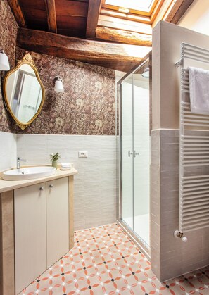 Shower, hair dryer, bidet, towels - Town house with garden in charming Tuscan hilltop village (San Pancrazio)