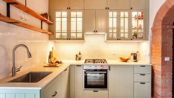 Coffee/tea maker, fridge, oven, stovetop