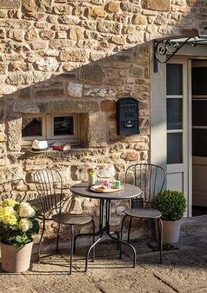 Outdoor dining - Town house with garden in charming Tuscan hilltop village (San Pancrazio)