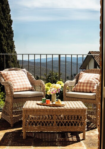 Town house with garden in charming Tuscan hilltop village