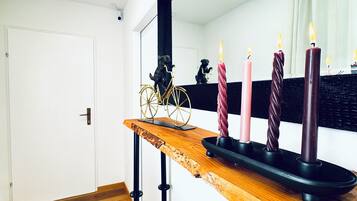 Appartamento Basic | Cucina privata | Frigorifero, microonde, piano cottura, pentole/stoviglie/utensili