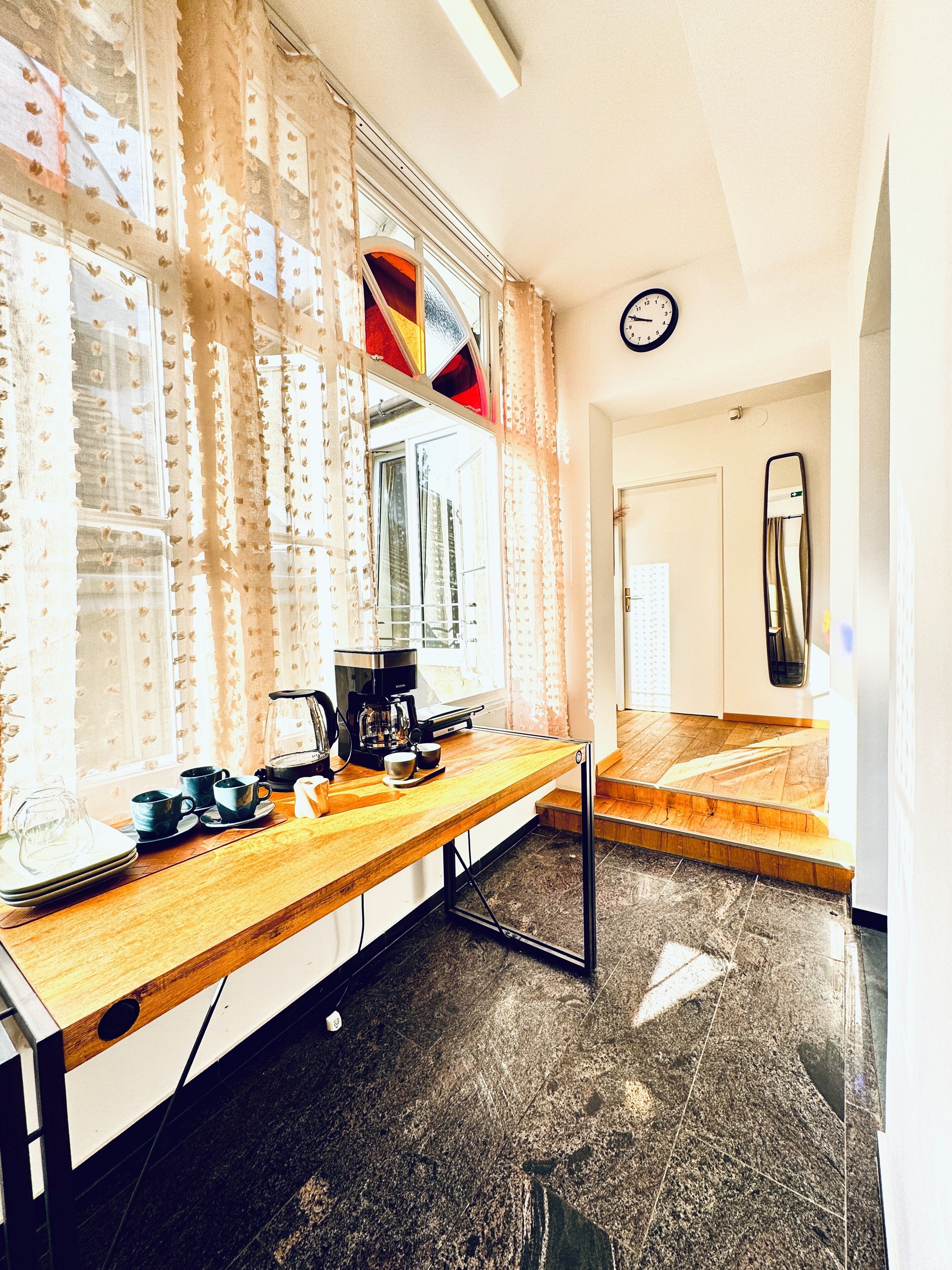 Departamento básico | Cocina privada | Refrigerador, microondas, parrilla de estufa y utensilios de cocina 