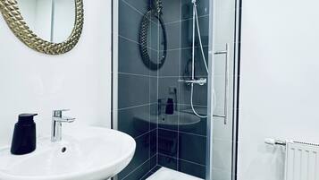 Ducha, artículos de tocador gratuitos, secador de pelo, toallas