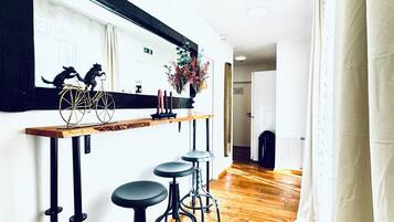 Basic-Apartment | Eigene Küche | Kühlschrank, Mikrowelle, Herdplatte, Kochgeschirr/Geschirr/Besteck