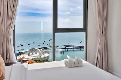 Panoramic-Apartment, 2 Schlafzimmer, Balkon, Meerblick | Allergikerbettwaren, Betten mit Memory-Foam-Matratzen, Minibar
