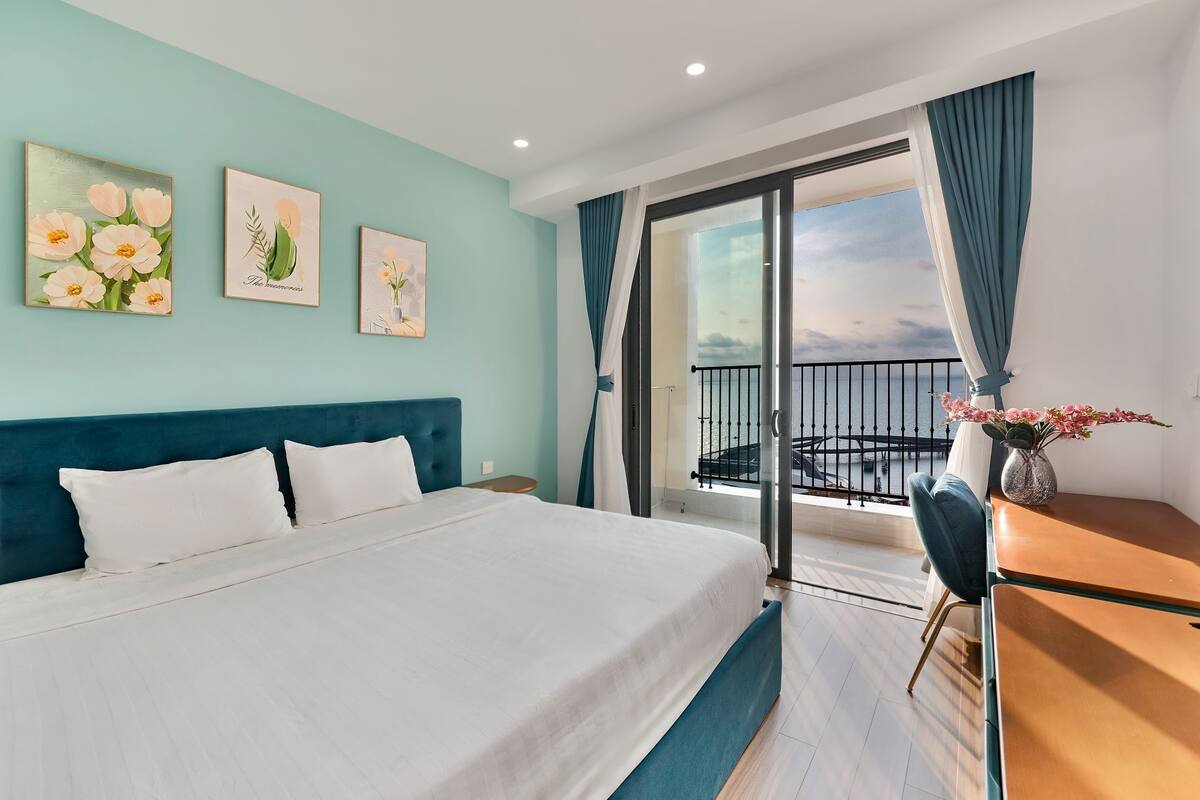 Hypo-allergenic bedding, memory-foam beds, minibar