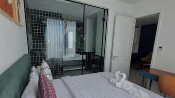 Escritorio, cortinas blackout y sistema de insonorización