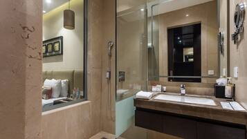 Deluxe Double or Twin Room, City View | Bilik Mandi | Selipar