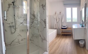 Hair dryer, towels, soap, shampoo - MAGNIFICENT SEA-VIEW GUEST ROOMS IN VILLA - POOL BREAKFAST INCLUDED (Cavalaire-sur-Mer)