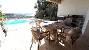 Outdoor dining - MAGNIFICENT SEA-VIEW GUEST ROOMS IN VILLA - POOL BREAKFAST INCLUDED (Cavalaire-sur-Mer)