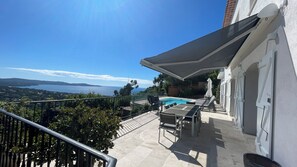 تناول الطعام بالخارج