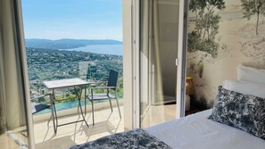 3 عدّة غرف نوم وخزنة داخل الغرفة ومكواة/لوح كي وسرير سفر