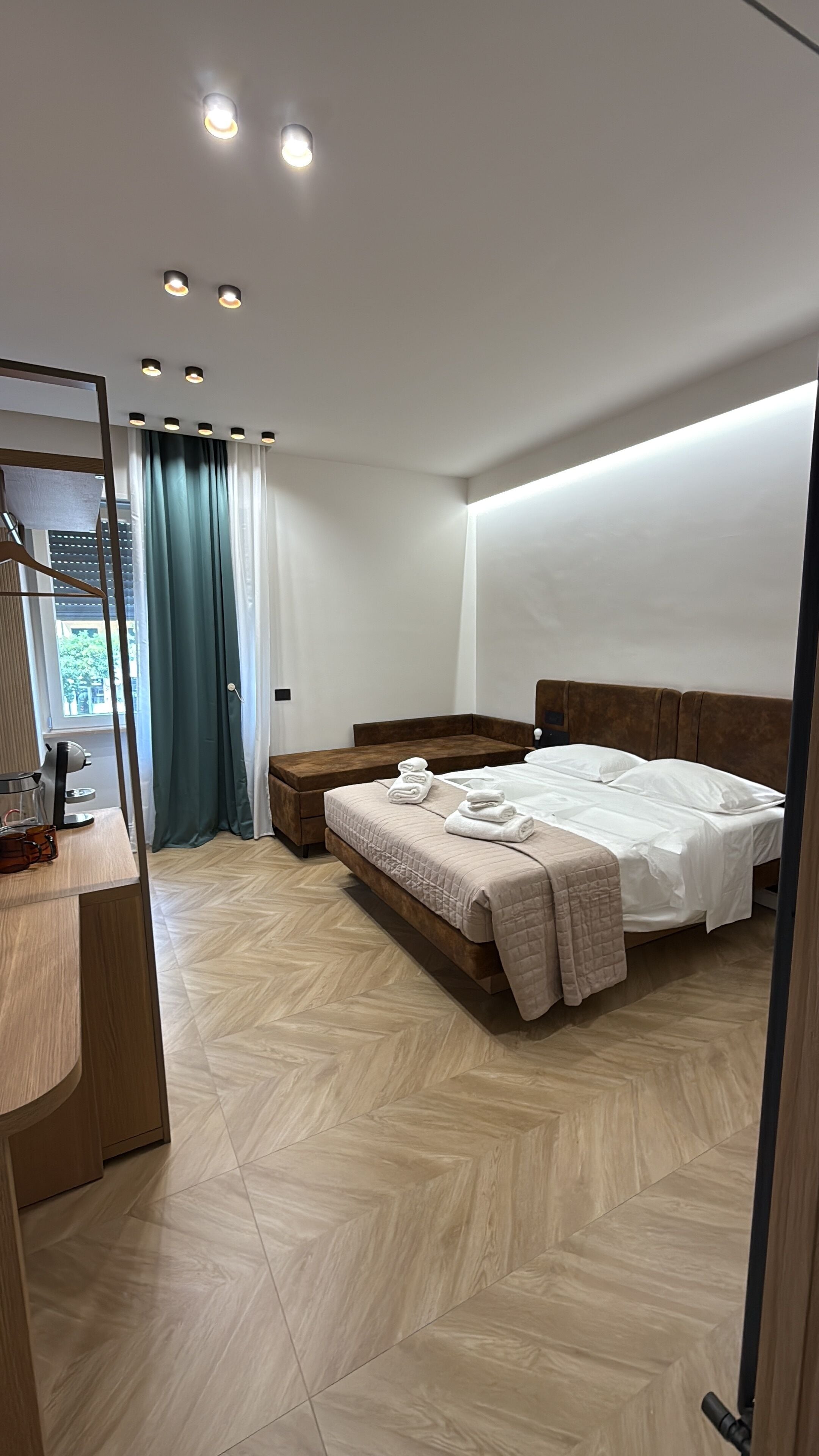 Chambre Quadruple Luxe, vue ville | Coffres-forts dans les chambres, fer et planche à repasser