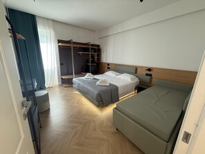 Luxury-Vierbettzimmer, Stadtblick | Zimmersafe, Bügeleisen/Bügelbrett, kostenloses WLAN