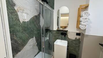 Luxury Quadruple Room, City View | Bathroom