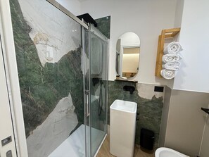 Habitación cuádruple de lujo, vista a la ciudad | Baño