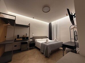 غرفة فاخرة رباعية - منظر للمدينة | خزنة داخل الغرفة ومكواة/لوح كي وواي فاي مجانًا