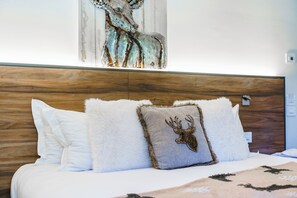 خزنة داخل الغرفة ومكتب ومساحة عمل للكمبيوتر المحمول وستائر تعتيم